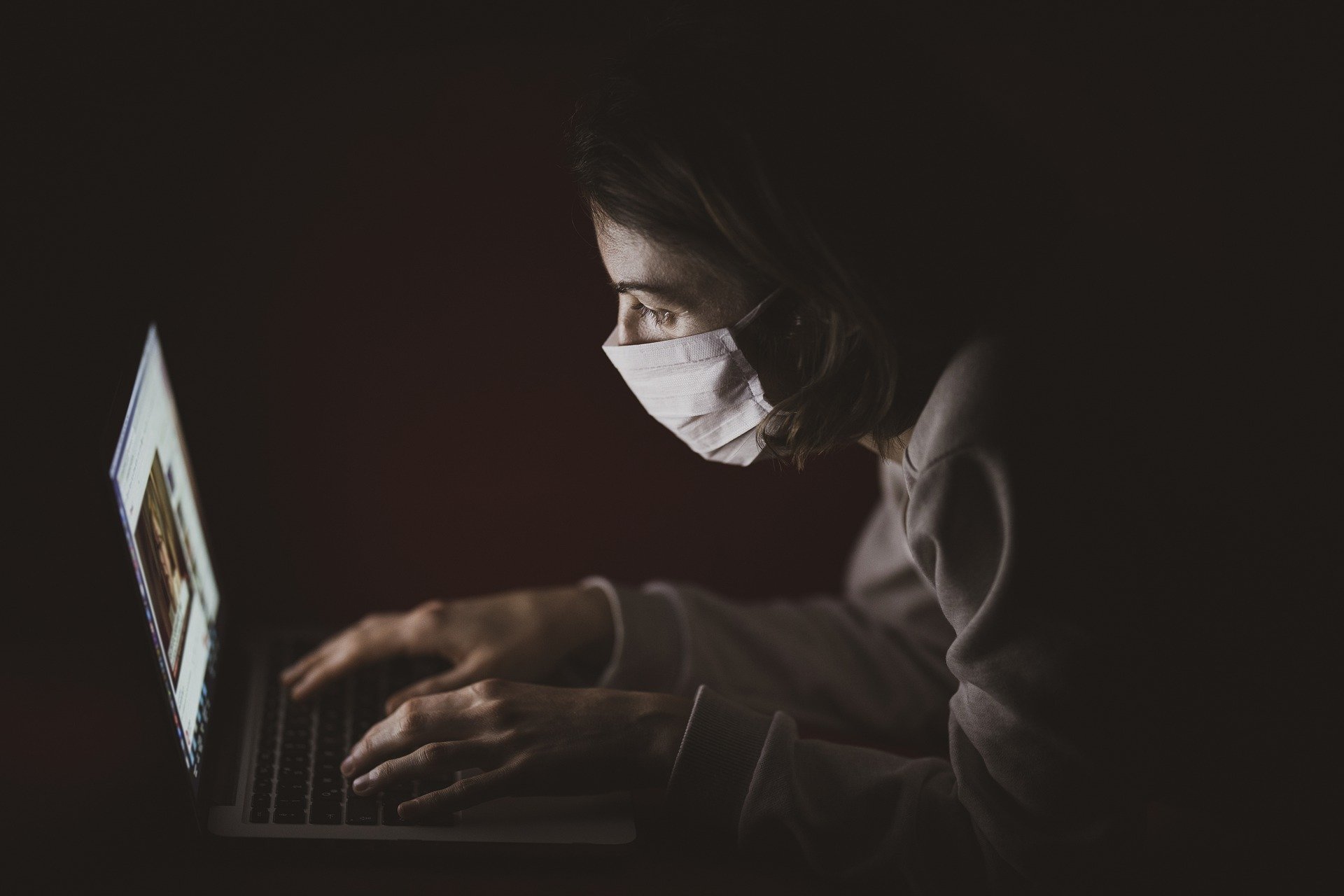 Person-on-laptop-with-mask-on.jpg